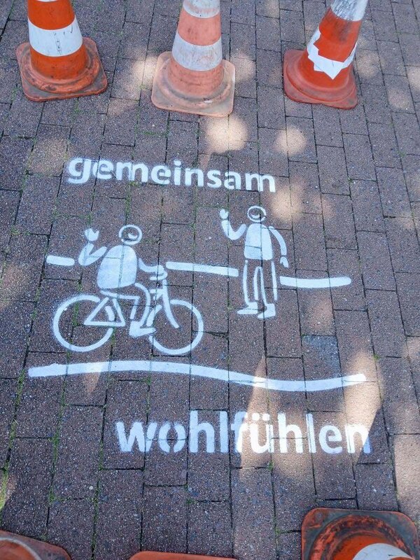 Bild vergr&ouml;&szlig;ern: Rücksichtnahme-Symbole und -Schilder